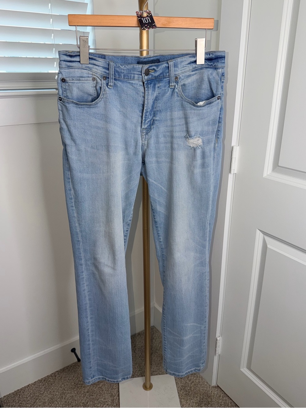 101. Aeropostale Athletic Straight Premium Air Jeans Light Wash 32/32